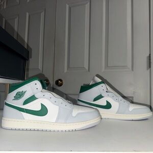 Size: 12M, Jordan 1 Mid White Pure Platinum Pine Green